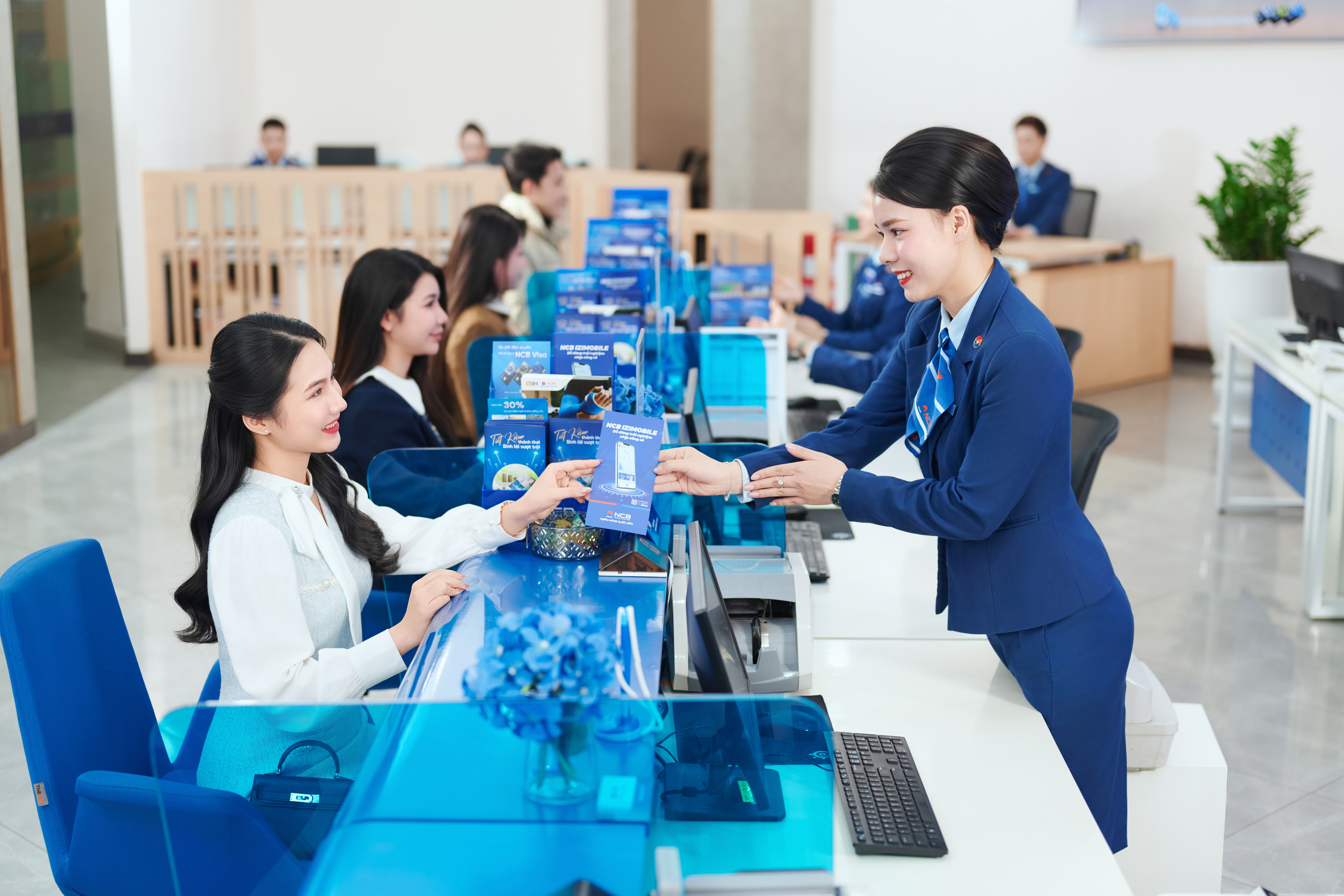 Ưu đãi hoàn tiền 300.000 VNĐ khi mở thẻ tín dụng phê duyệt siêu tốc trên NCB iziMobile