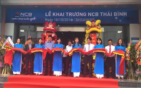 NCB THAI BINH OFFERS MANY ATTRACTIVE GIFTS TO CUSTOMERS IN THE EVENT OF THE OPENING CEREMONY